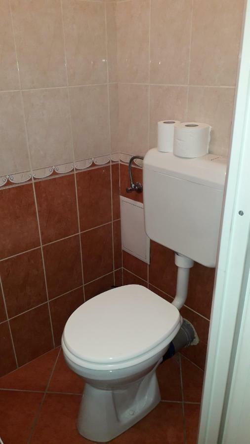 Annika Apartman Еґер Екстер'єр фото